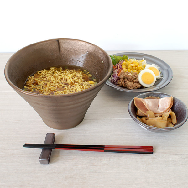 カップラーメンを盛り付け 丸モ高木陶器 あの器 ここにあるんだ